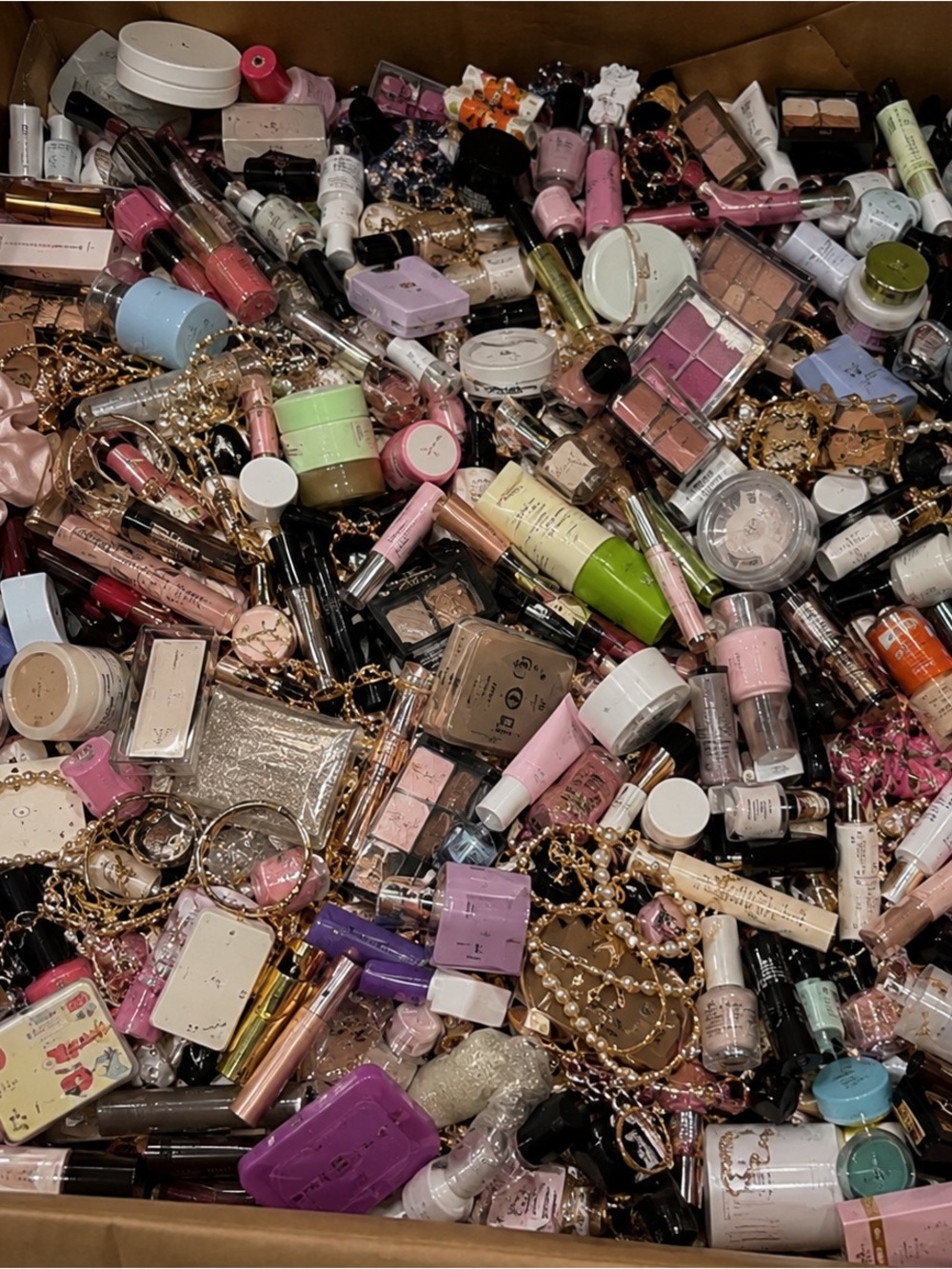 Mystery makeup / jewelry / trendy accessories